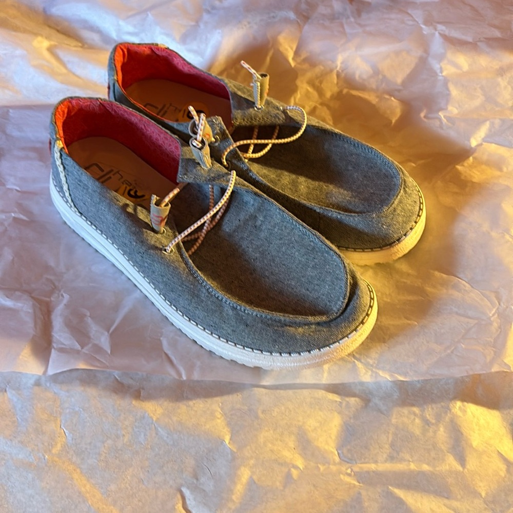 Hey dude size 9
